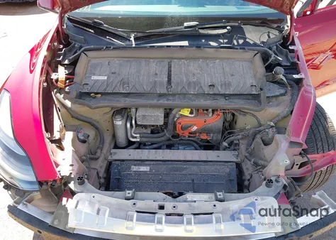 2024 Tesla Model Y Long Range Dual Motor All-Wheel Drive z USA, uszkodzony, nr VIN 7SAYGAEE1RF048102